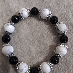 Black onyx and howlite bracelet